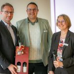 Björn Köhler (Mitte) und Ulrike Seip begrüßten Landrat Dr. Jens Mischak symbolisch als 2000. Mitglied.