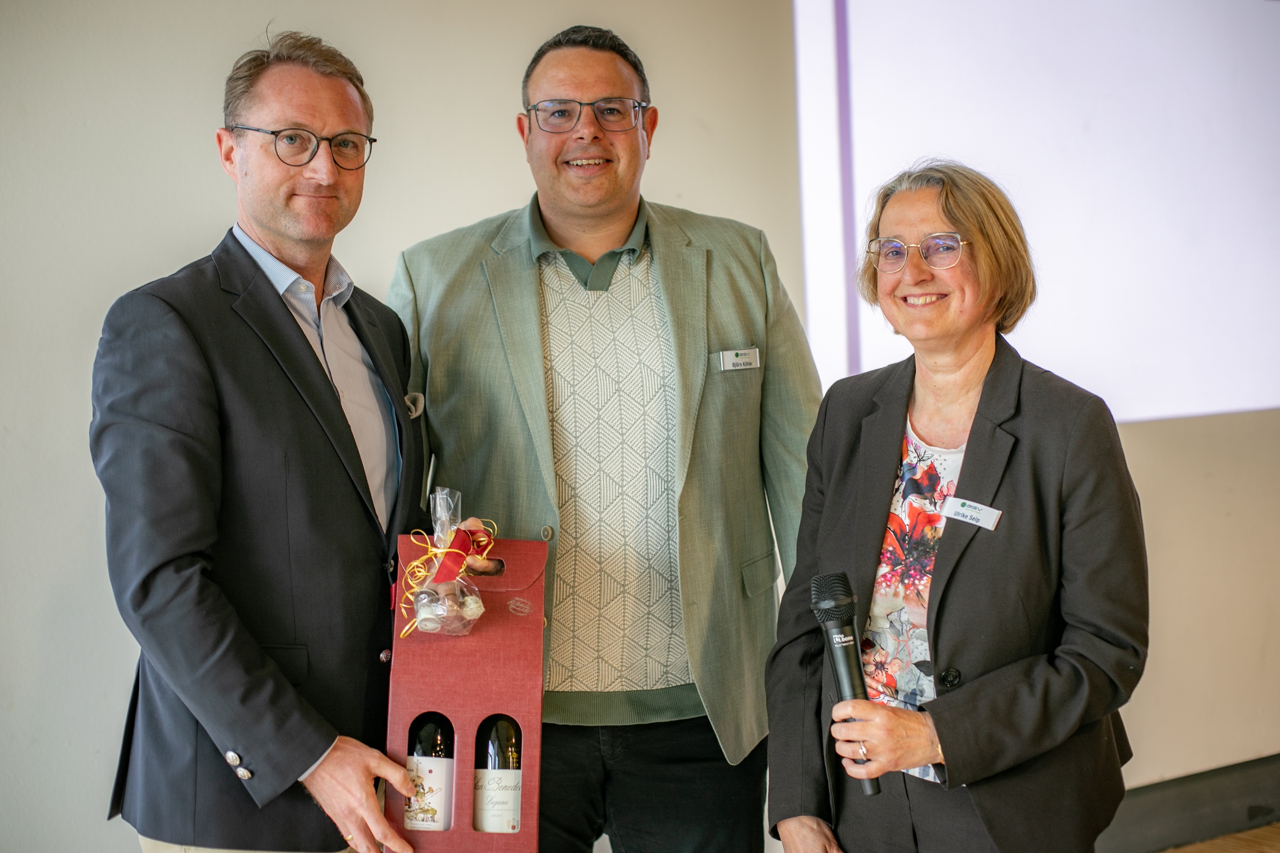Björn Köhler (Mitte) und Ulrike Seip begrüßten Landrat Dr. Jens Mischak symbolisch als 2000. Mitglied.
